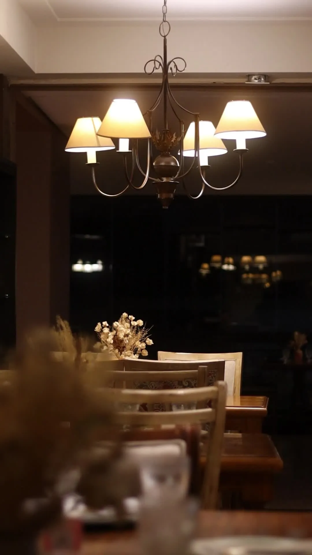 Salão do Sampaio com luminárias e mesas postas